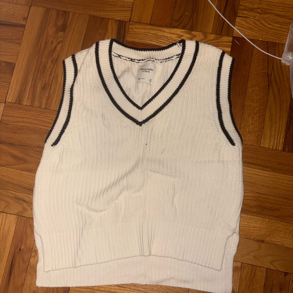 Abercrombie & Fitch White V-Neck Sweater Vest